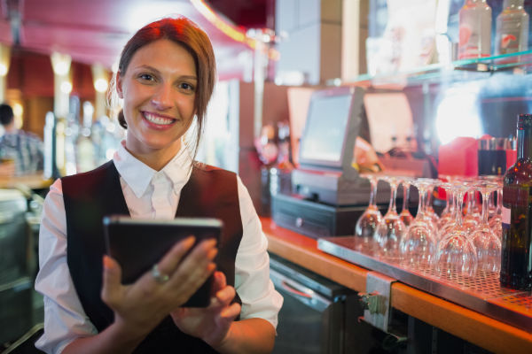 barmaid-using-touchscreen-600x400